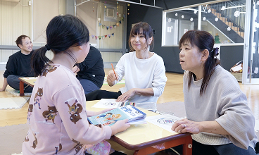 スタッフと教室で過ごす風景