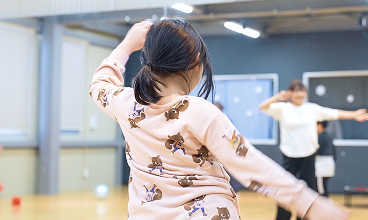 ダンスレッスンを受ける女の子