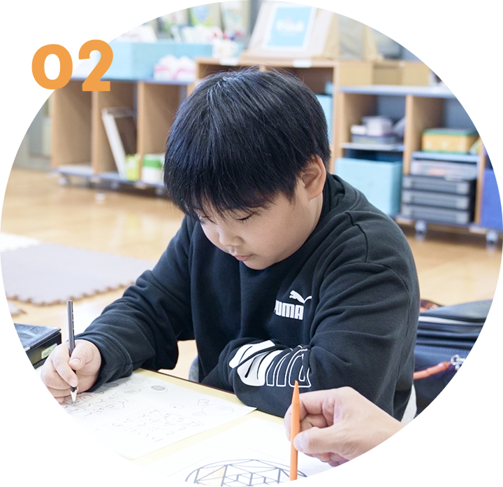 勉強をしている男の子