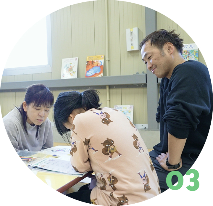 スタッフと子どもが過ごす風景